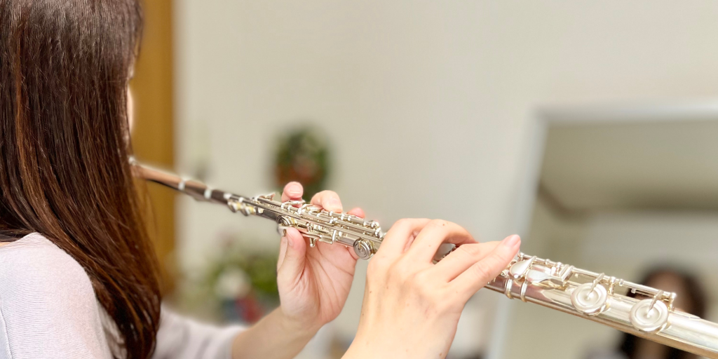 生徒がフルートを吹いている